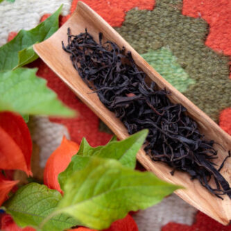Е Шен Гу Шу Шайхун або "дикий червоний чай сонячного сушіння зі старих дерев" - прекрасний представник червоного юнаньського чаю.